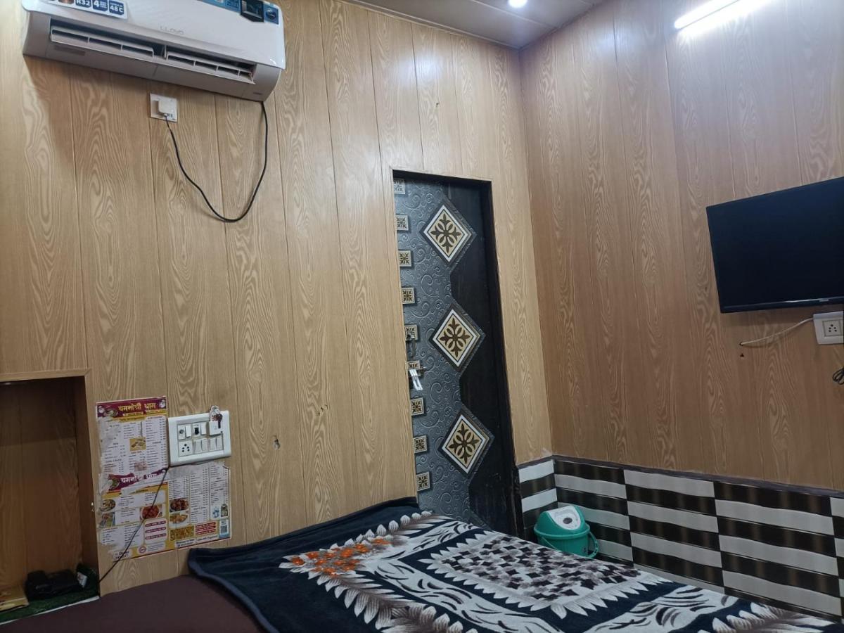 فندق Yamnotri Dham Vrindāvan المظهر الخارجي الصورة